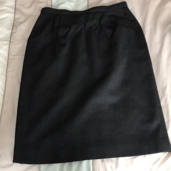 Woman’s skirt suit - Picture 4 of 4